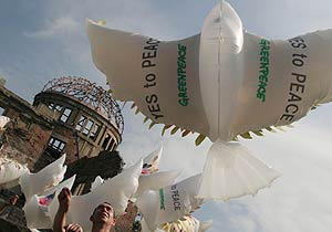 60th anniversary of Hiroshima: Greenpeace volunteers fly doves bearing messages of peace at the A-bomb memorial dome