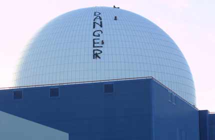 Sizewell 2003: Volunteer climbers paint 'DANGER' down the reactor dome