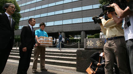 Greenpeace Japan delivering stolen whale meat to the Tokyo Public Prosecutor's Office