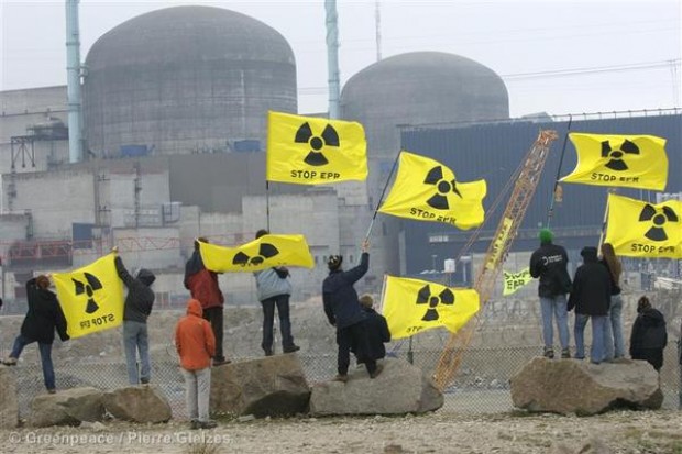 Greenpeace protesters at  EDF Evolutionary Power Reactor in France