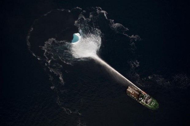 Melting icebergs in the path of rigs in the Arctic, the latest oil frontier