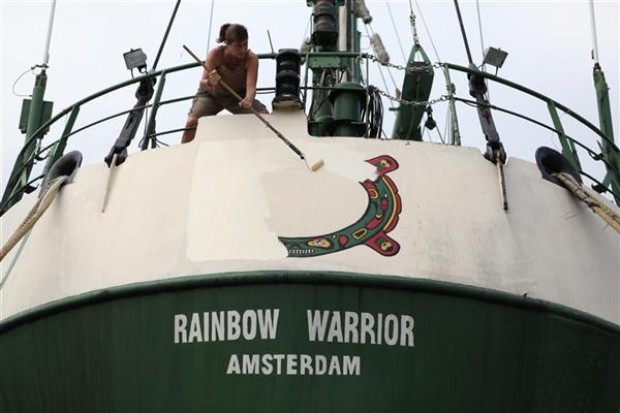 Painting over the Greenpeace emblem on the Rainbow Warrior II