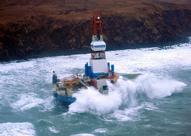 Shell's Arctic oil rig runs aground in Alaska