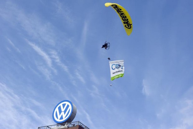 Paraglider with banner flying around VW headquarters