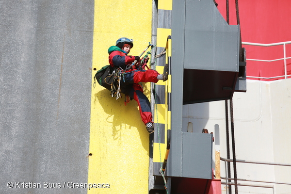 Image for Greenpeace volunteers in kayaks and boats have surrounded a 23,000 tonne ship attempting to block Volkswagen cars entering the UK