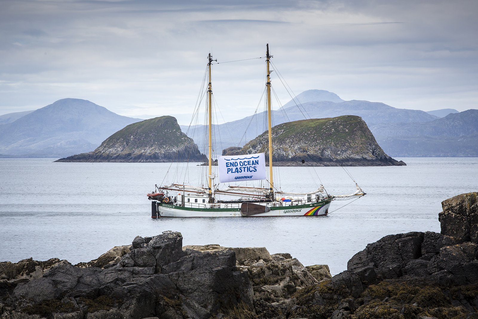 The Greenpeace Beluga arrives to the Shiants to survey and clean plastic waste from the beaches of Eilean Taighe. The Shiant Isles are home to large populations of seabirds, including thousands of Puffins, Guillemots and Razorbills found on the cree slopes of the island Garbh Eilean. The islands are also home to northern fulmars, shags, skuas, gulls and kittiwakes. The three main islands are called Garbh Eilean (rough island) and Eilean an Taighe (house island) and Eilean Mhuire (Mary Island) The islands are uninhabited apart from the island of Eilean Taigh which houses a small bothy open to researchers and visitors. Currently nature conservation charity the RSPB are working on the island monitoring bird populations and the success of the recent rat eradication effort. Greenpeace has brought its ship the Beluga II on an expedition of scientific research around Scotland, sampling seawater for microplastics and documenting the impact of ocean plastic on some of the UK’s most precious marine life.