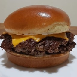 Double - 2 burgers de 150g cada, queijo cheddar, tiras de bacon