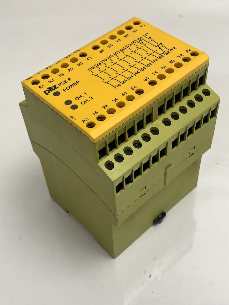 774150 Pilz Safety relay PZE 9 24 VDC 8n/0 1n/c