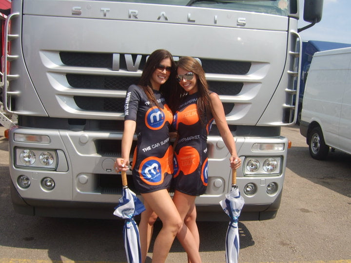 Grid Girls with Motorpoint Yamaha at Mallory Park British Superbikes in 27th June 2010 01