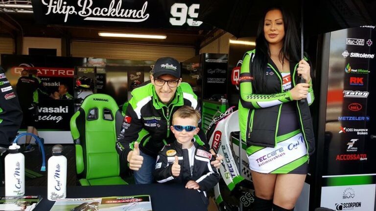 Grid Girls With Quattro Plant Kawasaki At Brands Hatch For British Superbikes On 22nd May 2016