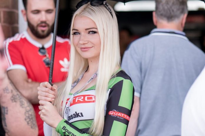 Grid Girls With Quattro Plant Kawasaki At Brands Hatch For British Superbikes On 7th August 2016