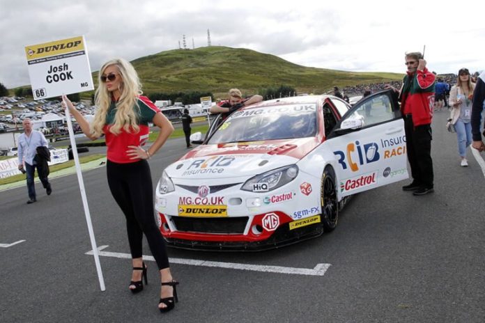 Grid Girls With Triple 8 Btcc At Knockhill Btcc On 14th August 2016