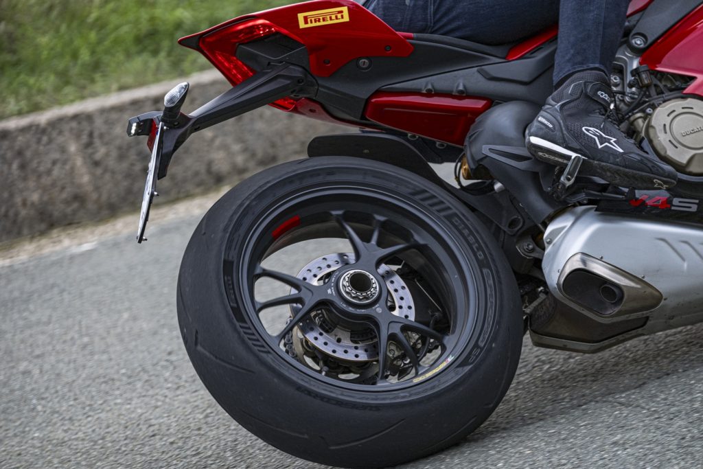 Diablo Supercorsa V4 versioni SP SC differenze Pirelli pneumatici moto