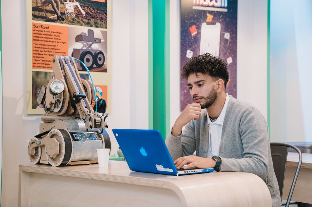 Un apprenant Google Ateliers Numériques qui travaille.