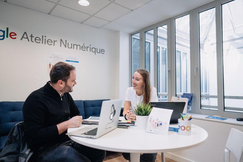 Un apprenant en formation avec une coach Google Ateliers Numériques.