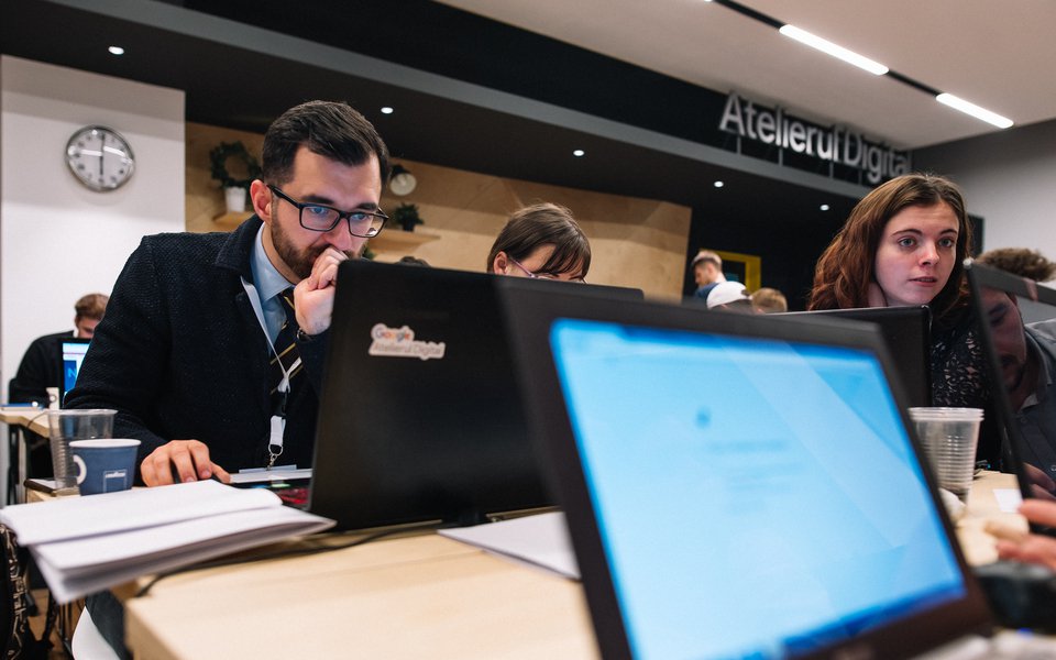 Student Google Atelierul Digital lucrează la un laptop.