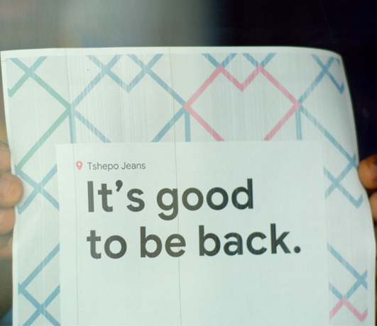 Image d’une affiche de la petite entreprise Tshepo Jeans sur laquelle est écrit « It’s good to be back ».