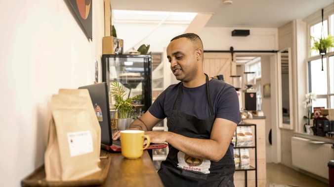 Man-at-coffee-shop-on-laptop