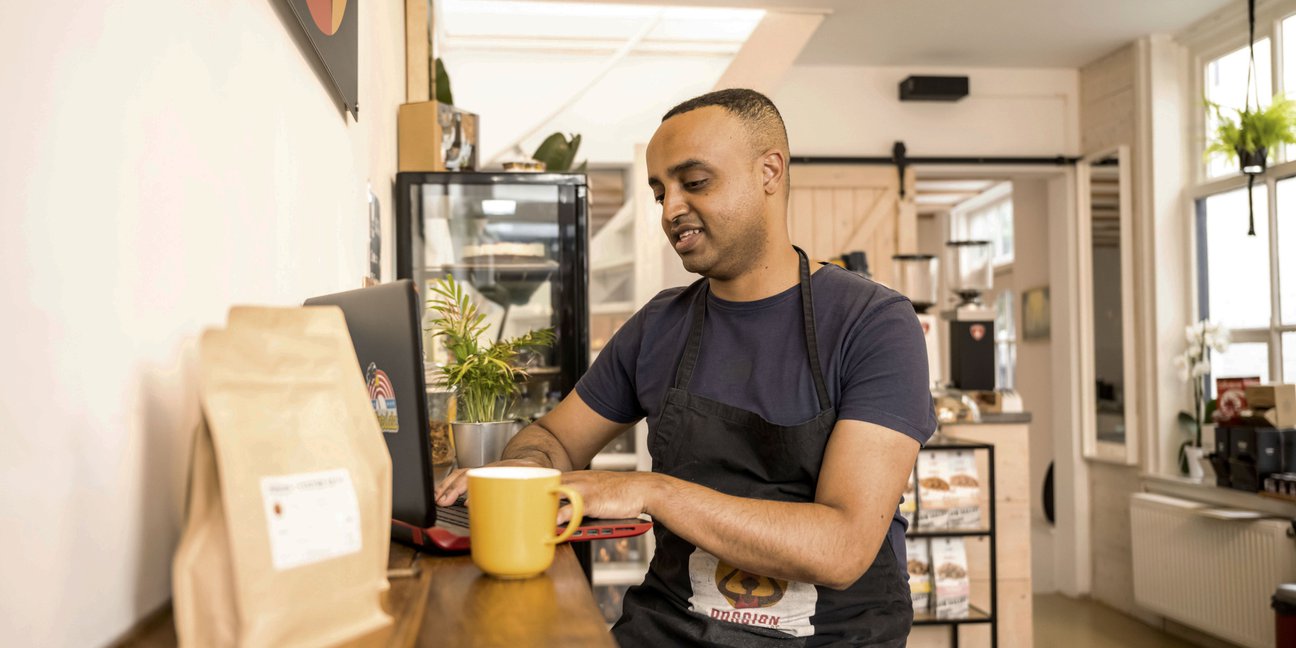 Man-at-coffee-shop-on-laptop