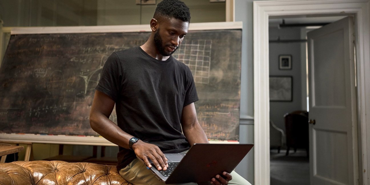 Men_working_on_laptop