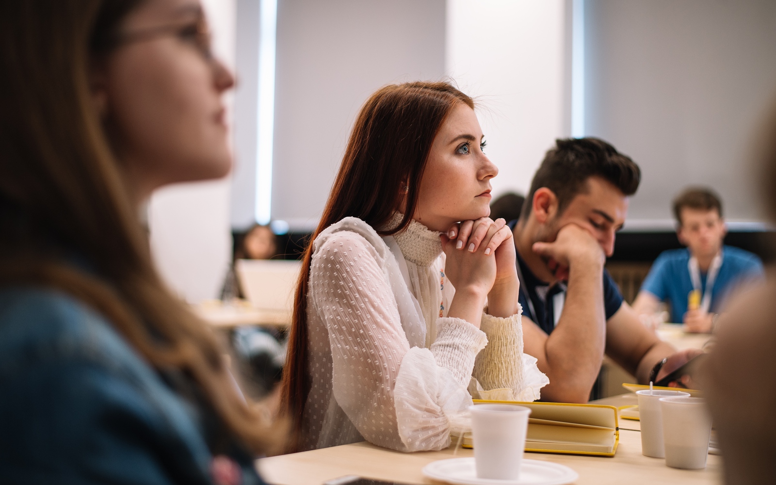 Studenți Google Atelierul Digital, în timpul unui curs Google organizat în hub-ul Google din universitate, atenți la ceea ce se prezintă.