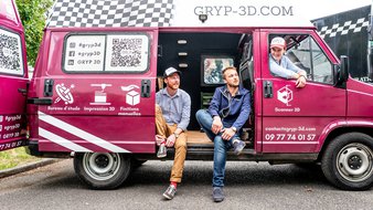 Photo de l'équipe Gryp 3D et leur camion