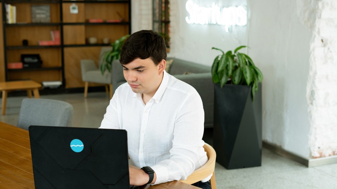 Олександр, кофаундер Pleso, працює за ноутбуком
