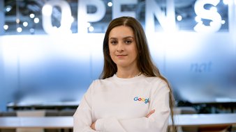 Вікторія, учасниця програми від Google, дивиться у камеру