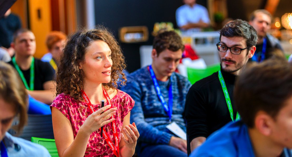 Účastníci programu Google for Startups Academy sedící v coworkingovém prostoru