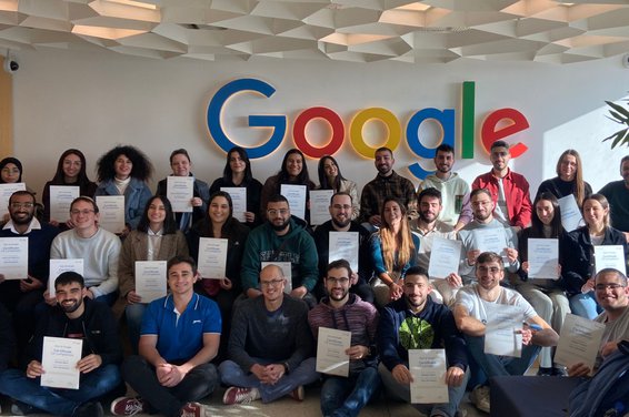 תמונה של 30 צעירים על רקע לוגו Google, מחזיקים בתעודות סיום קורס.