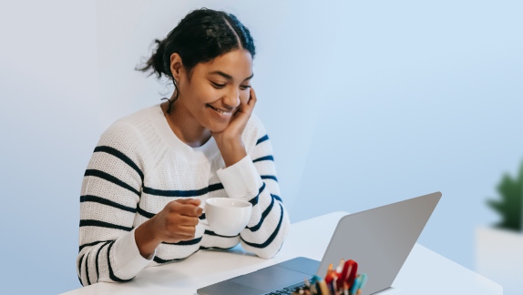 Women-sitting-in-front-of-laptop 2