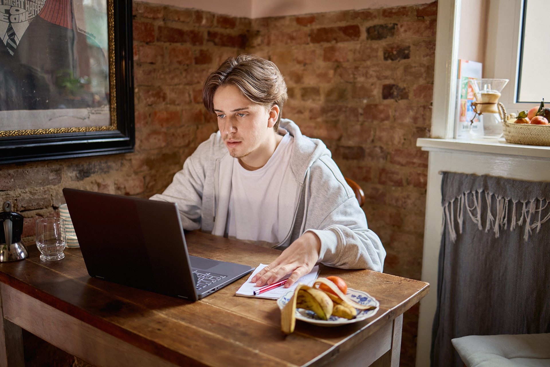 Eine Person, die an einem Laptop arbeitet.