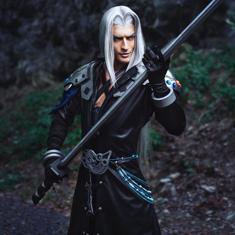 Dokonalý cosplay Sephirotha z Final Fantasy VII