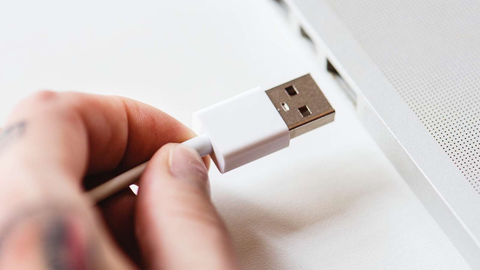 Proč se USB otravně zapojuje? Aby byla levnější výroba