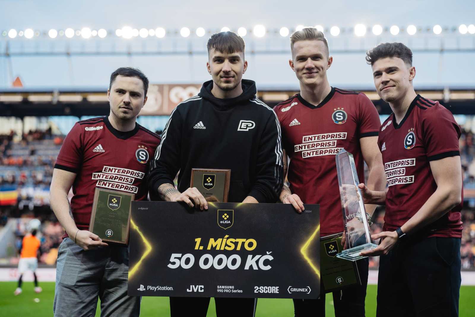 Tým AC Sparta Praha - Enterprise přebral mistrovskou trofej e:LIGY.