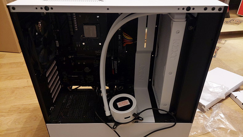 Recenze: NZXT Kraken Z63 White - vodní chlazení v bílé