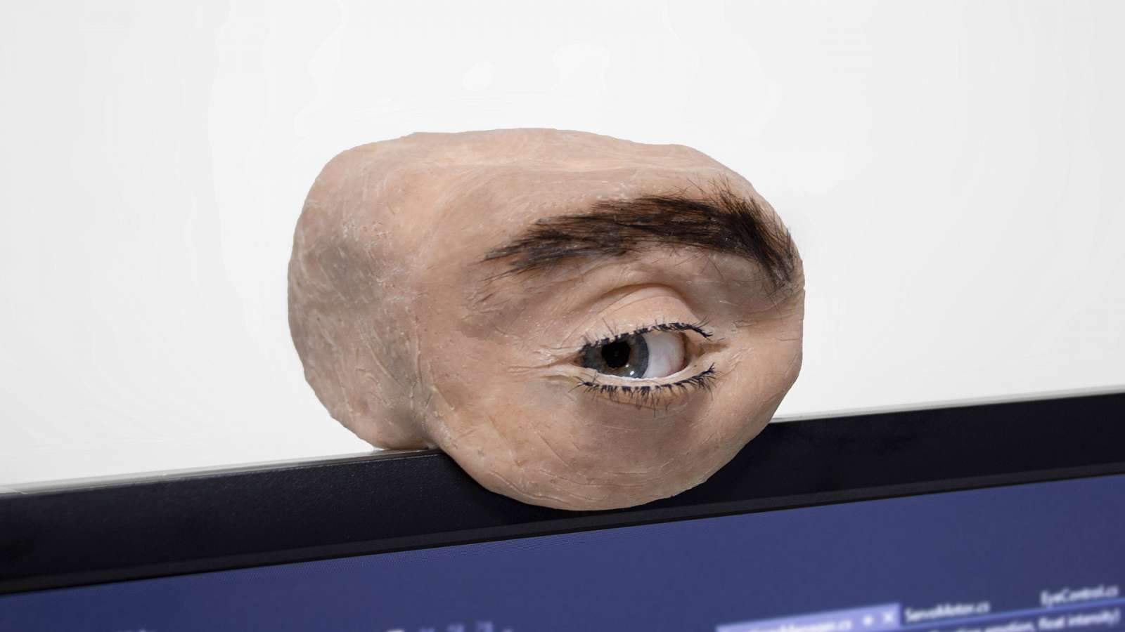 Lidské oko jako webkamera, která vás pozoruje, mrká a vyjadřuje emoce