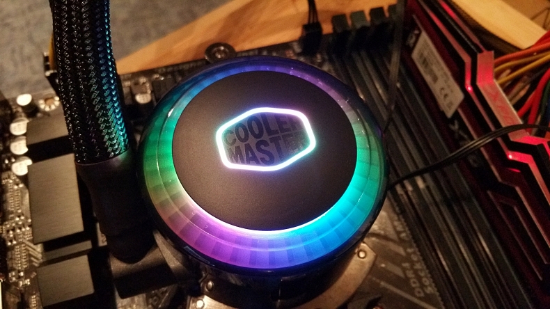 Recenze: CoolerMaster MasterLiquid ML240R RGB - barevný vodopád