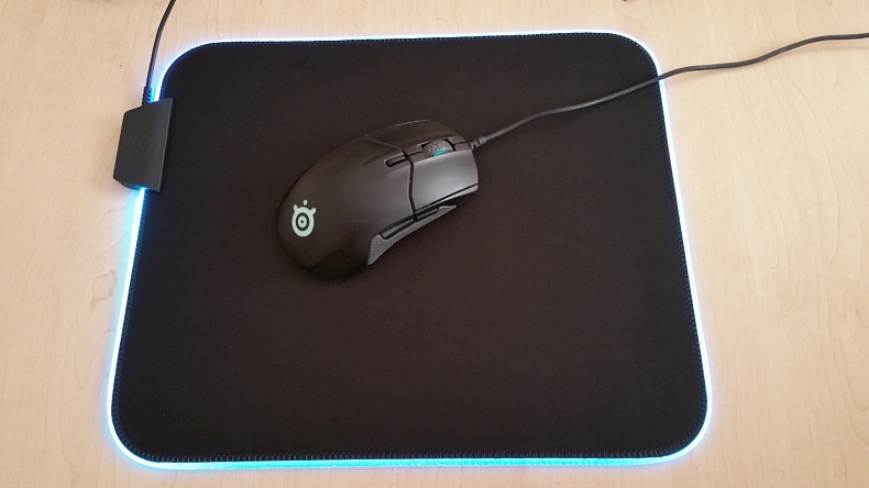 Recenze: Podložka SteelSeries QcK Prism Cloth - když potřebujete RGB opravdu všude