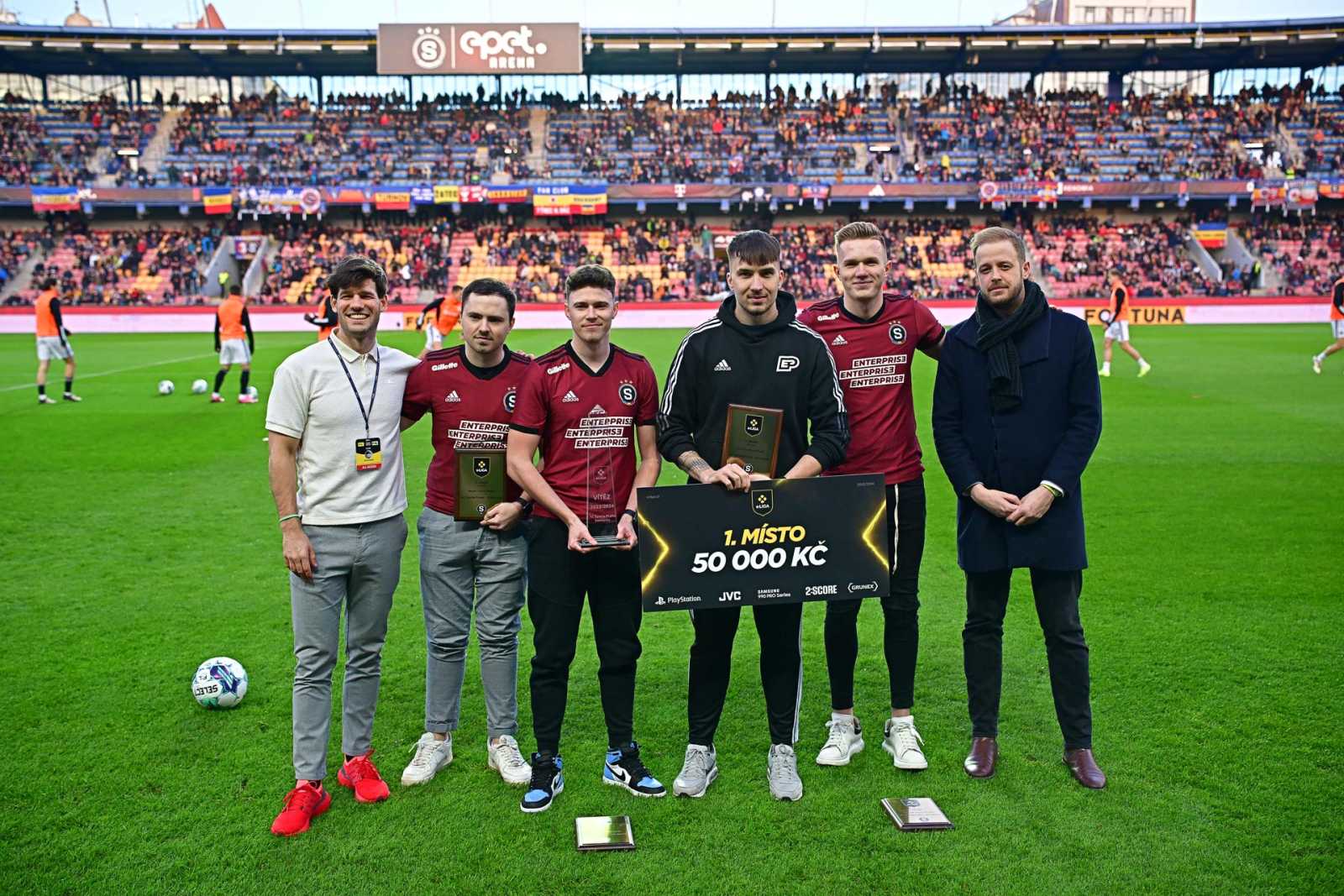 Trofej předali zástupci Ligové fotbalové asociace.