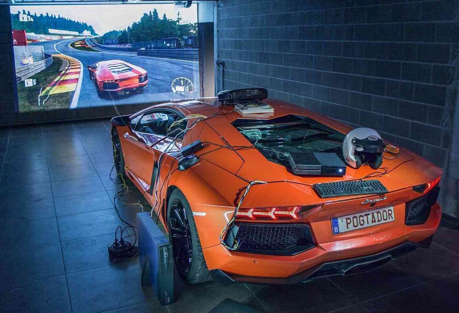 Fanoušek si předělal volant na svém Lamborghiny do Xbox ovladače a zahrál si Forzu 7