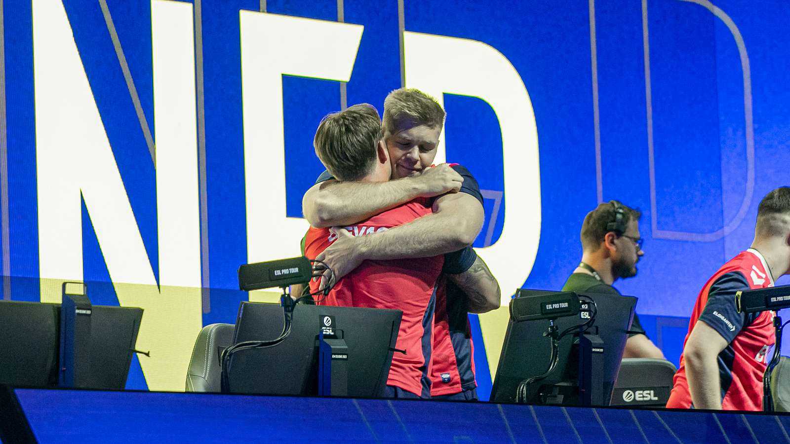 Astralis rozmetali světovou jedničku, Heroic jedou domů