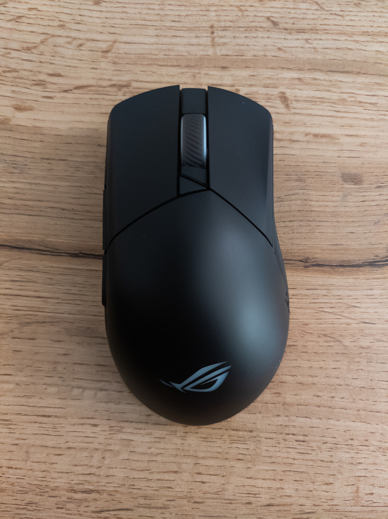 Recenze: Myš ASUS ROG Gladius III Wireless – rozměrná, přesto lehoučká a nesmírně rychlá