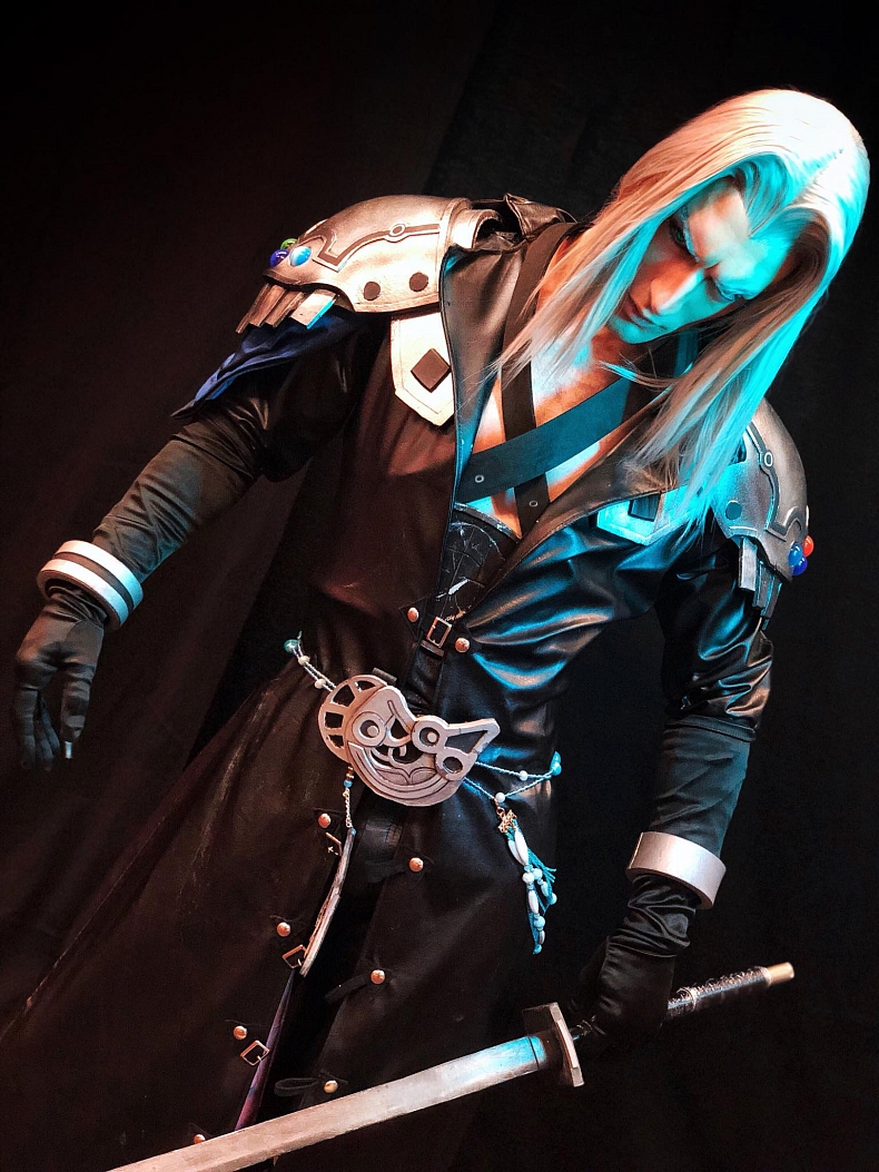 Dokonalý cosplay Sephirotha z Final Fantasy VII
