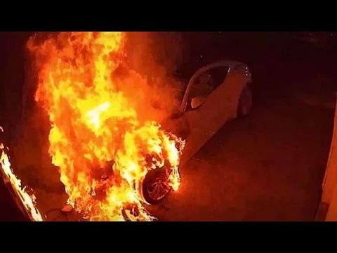 Šílený fanoušek jel přes 1 000 km, aby zapálil streamerce auto