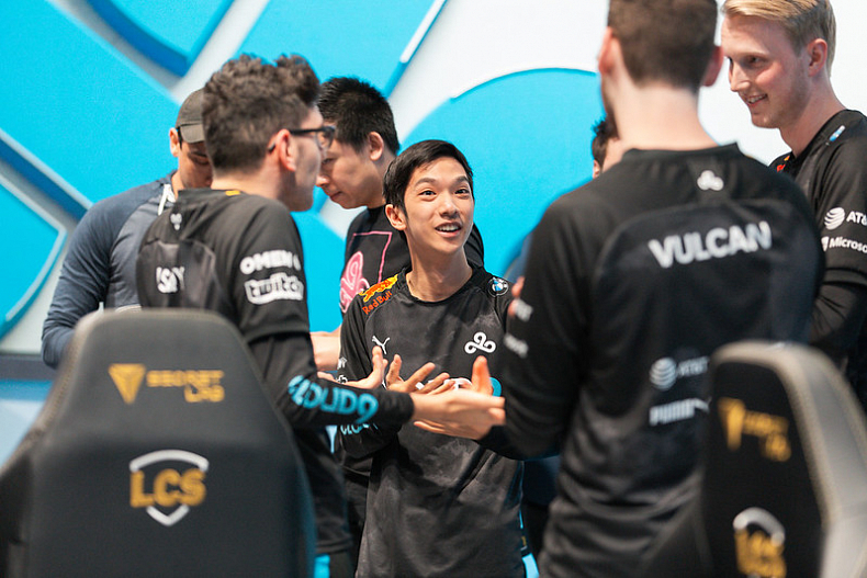 [LoL] C9 stále neporažení snad míří pro 18-0, Doublelift na lavičce