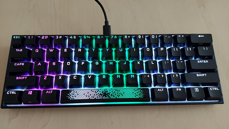 Recenze: Corsair K65 RGB MINI - 60% klávesnice v mainstreamu