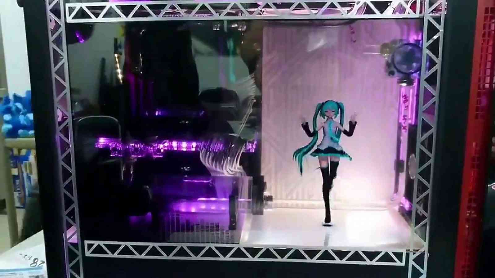 Tančící Hatsune Miku jako součást case počítače se stala fenoménem v Japonsku