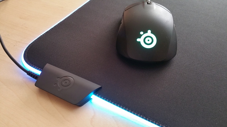 Recenze: Podložka SteelSeries QcK Prism Cloth - když potřebujete RGB opravdu všude