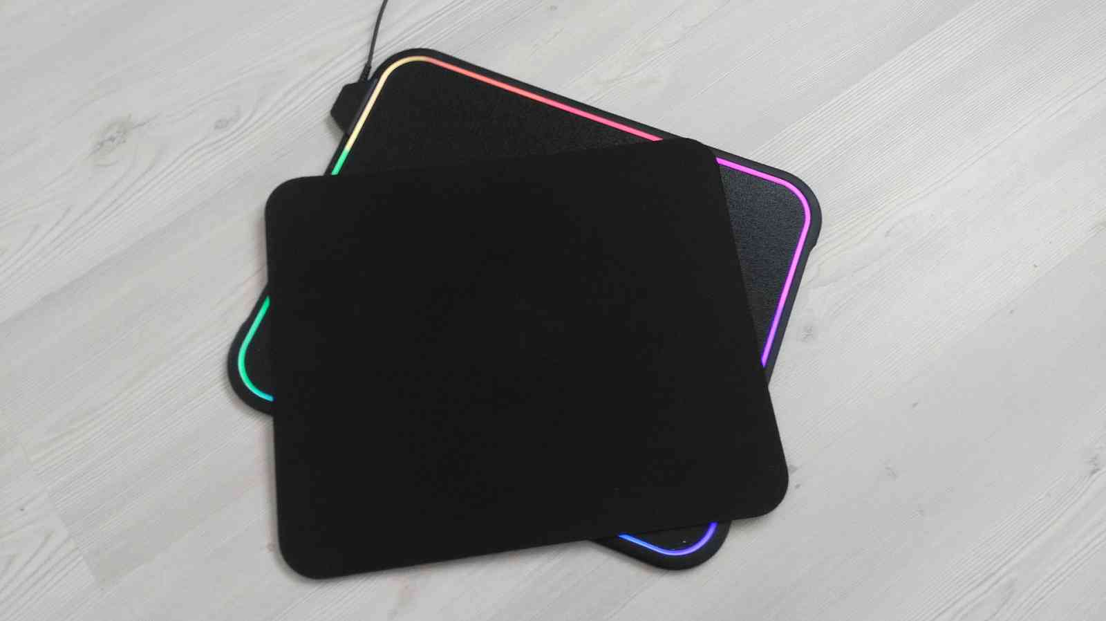 Recenze SteelSeries QcK Prism: Třešnička ve vašem RGB herním doupěti